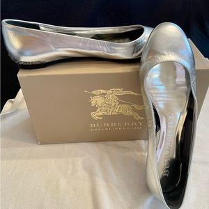 New!! Burberry silver flats